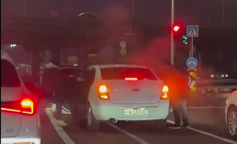 В Чиланзарском районе водители Cobalt подрались на дороге — видео