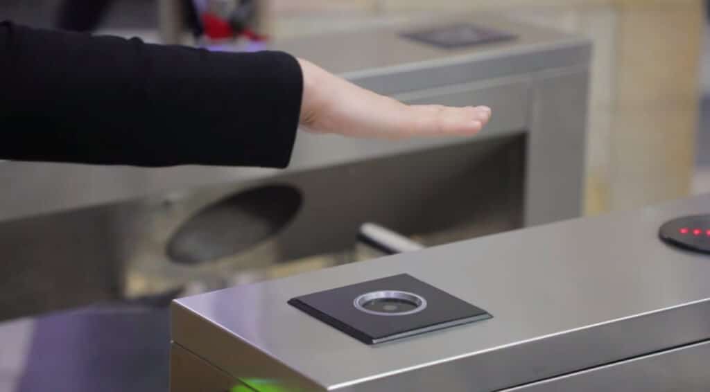 Toshkent metrosining 48 ta bekatida kaft orqali to‘lov tizimi joriy etildi