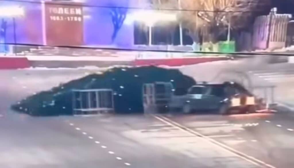 Qozog‘istonda drift qilgan haydovchi Yangi yil archasini qulatdi — video