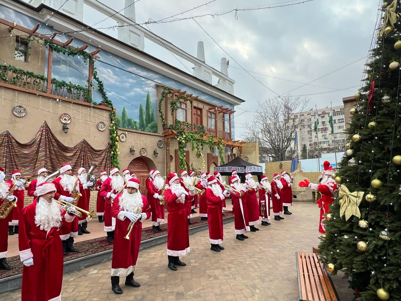 парад Дедов Морозов в Ташкенте