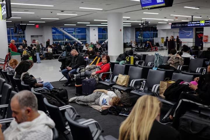 Over 4,900 Flights Delayed or Cancelled in U.S.