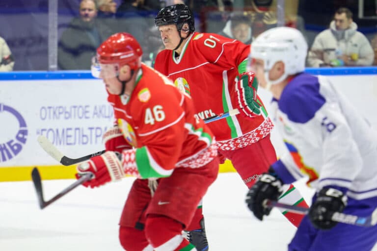Belarus prezidentini xokkeyda yiqitishdi — video