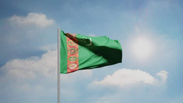 Узбекский посол Равшанбек Алимов получил награду к 30-летию туркменского нейтралитета