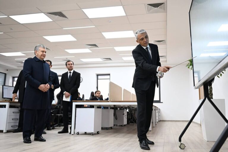 Prezident Qurilish vazirligining yangi binosiga bordi