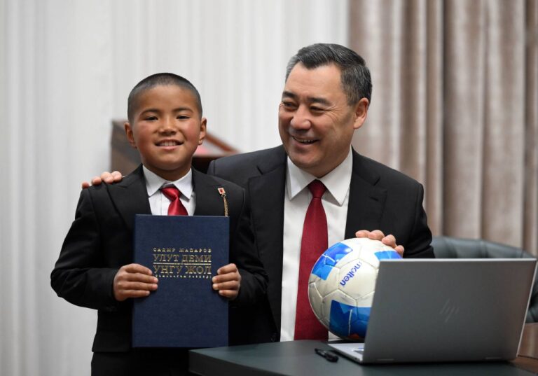 Prezident o‘quvchiga o‘zi telefonini sovg‘a qildi