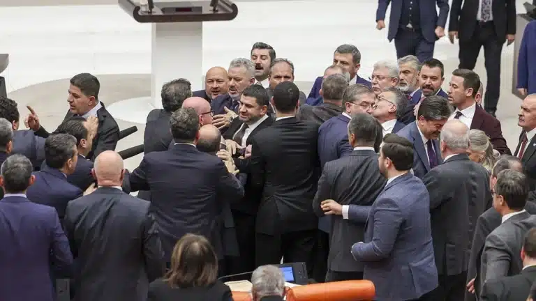 Turkiya parlamentida ommaviy mushtlashuv yuz berdi — video