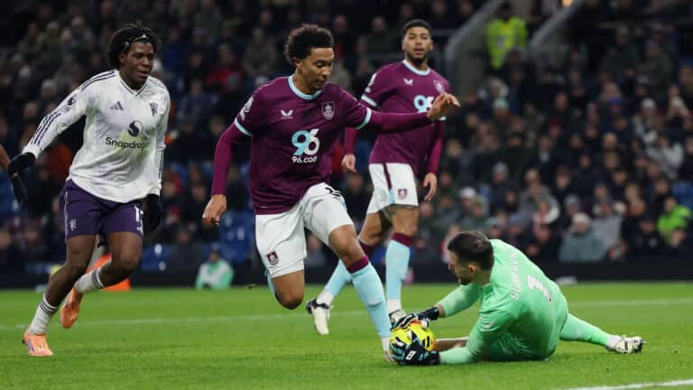 Качели на «Терф Мур»: МЮ ушел от поражения, но победу не удержал