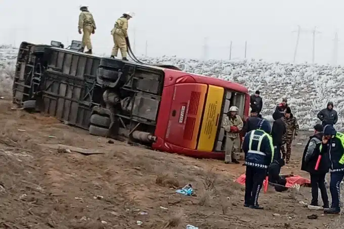 В Навоийской области перевернулся автобус с 47 пассажирами: двое погибли