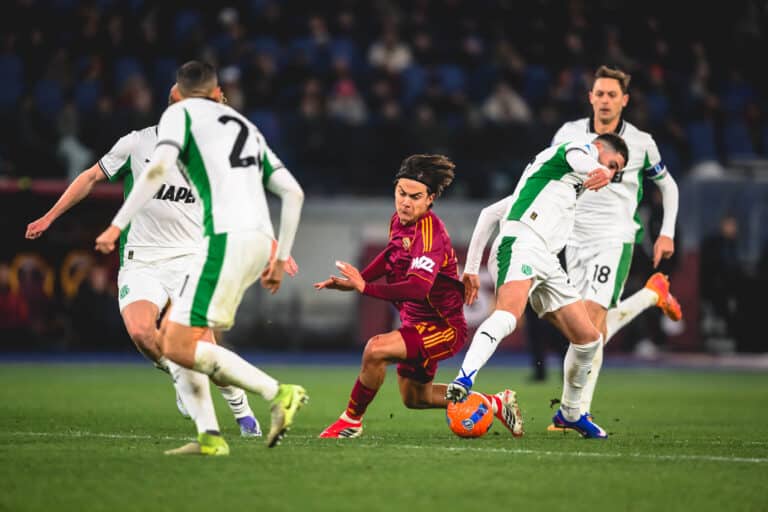 Два точных выстрела в конце: Рома уверенно берет очки у Сассуоло