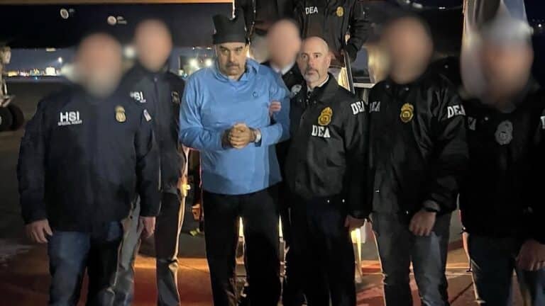 Фото: Николаса Мадуро в наручниках доставили в Нью-Йорк