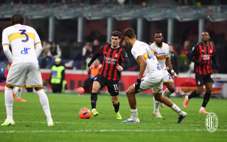 Гол из воздуха и нервная концовка: Милан победил Лечче одним ударом