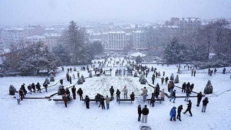 Young African Migrants Sleep on Paris Streets as Snowfall Brings Freezing Temperatures