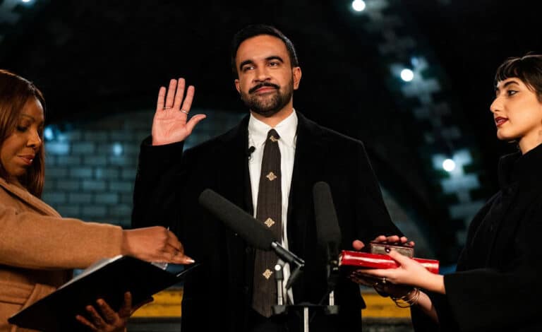 Nyu-Yorkning yangi meri Zohran Mamdani qasamyodni Qur’on bilan qabul qildi