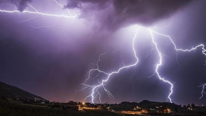 Janubiy Afrikada chaqmoq urishi oqibatida 2 kishi halok bo‘ldi