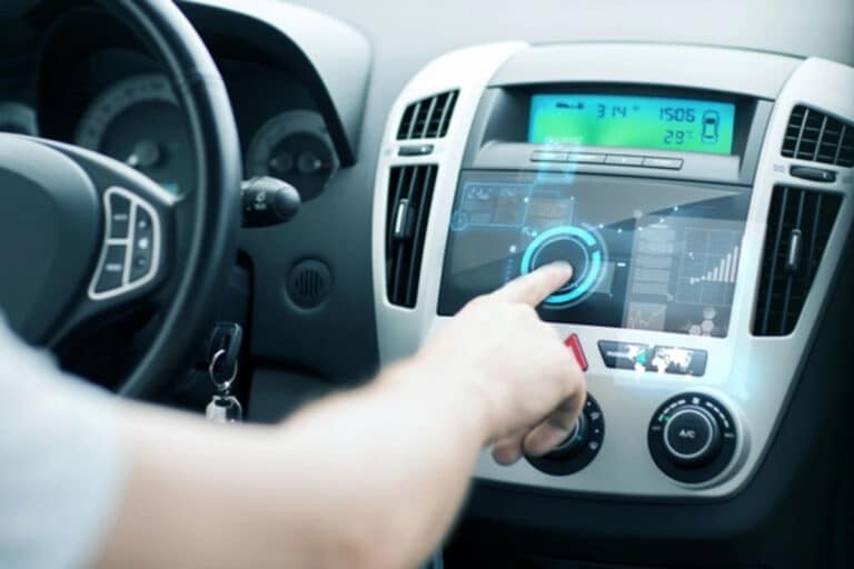 Olimlar ogohlantiradi: rulda nima qilish xavfli