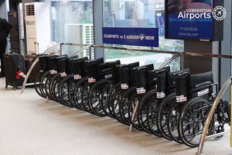 Аэропорту Ташкента передали 30 инвалидных колясок