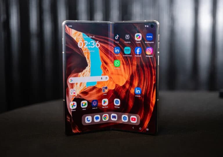 Motorola Razr Fold smartfoni qanday imkoniyatlar bilan chiqdi