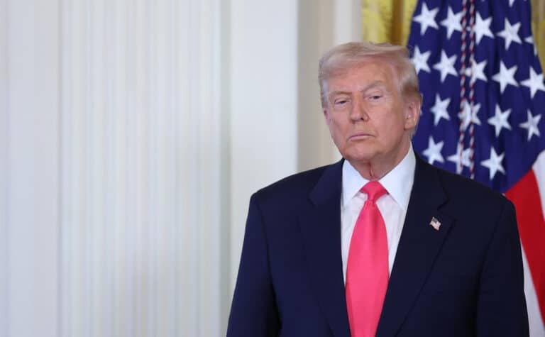 Tramp ma’muriyati beshta shtatning yordam pullarini muzlatib qo‘ydi