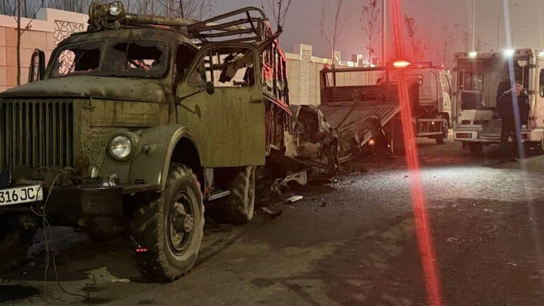 В Ташкенте Onix протаранил грузовик, погиб один человек — видео