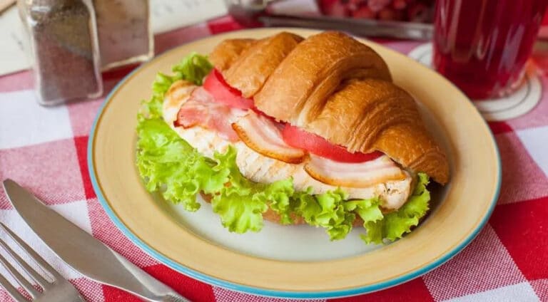 Ertalabki nonushta: uch xildagi kruassanli sendvichlar