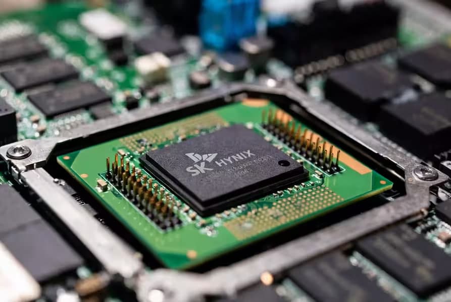 SK Hynix xotira chiplari uchun yangi zavodlarni ishga tushirmoqda / Rasm Grok SI