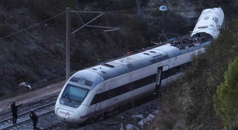 Число погибших при столкновении поездов в Испании выросло до 39 человек