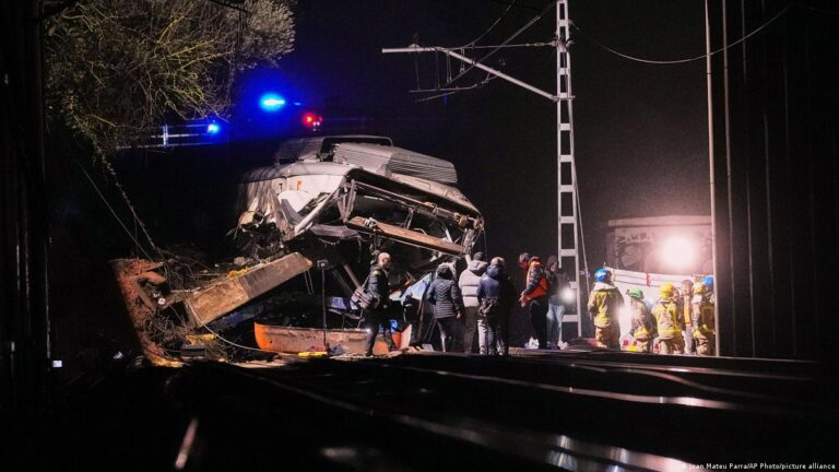 Ispaniyada poyezd ustiga devor qulab tushdi: mashinist halok bo‘ldi