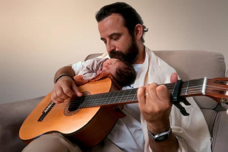 Daniyalik ota o‘g‘liga bo‘lgan muhabbatini  521 tilda izhor etib qo‘shiq kuyladi — rekord