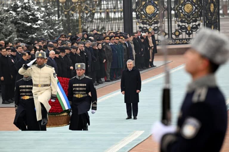 Prezident Islom Karimov haykali poyiga gulchambar qo‘ydi