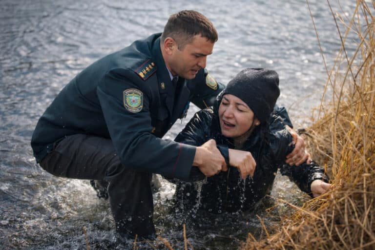 Ayolni cho‘kishdan qutqarib qolgan profilaktika inspektori muddatidan oldin mayor bo‘ldi