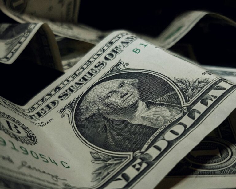 Курс доллара на 8 января: рост до 12 033 сумов