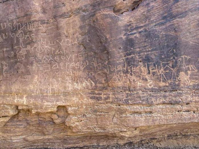 В Египте обнаружили плато с наскальными рисунками разных эпох