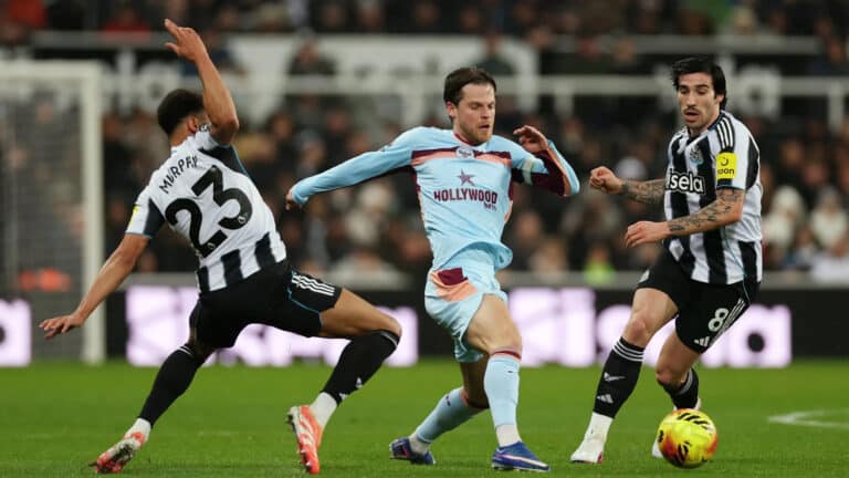 Камбэк и удар в концовке: Ньюкасл проиграл Брентфорду