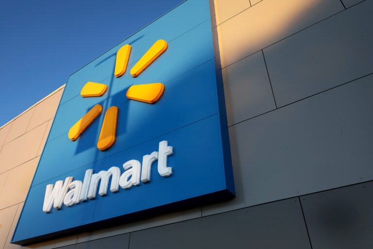 Walmart Becomes First Traditional Retailer to Reach $1 Trln Valuation