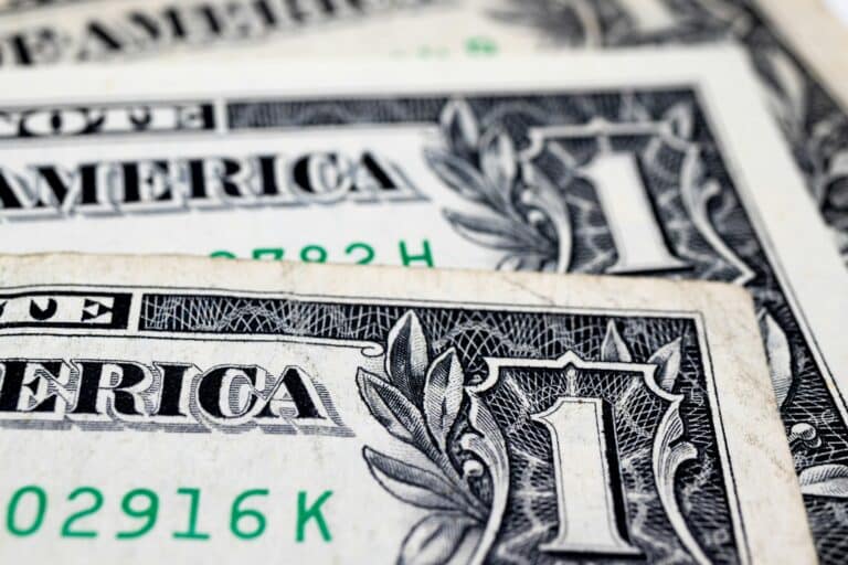 Курс доллара на 3 февраля достиг 12 242 сумов