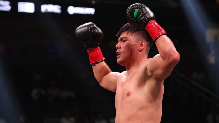 Bektemir Meliqo‘ziyev Sena Agbekoni texnik nokaut bilan mag‘lub etdi