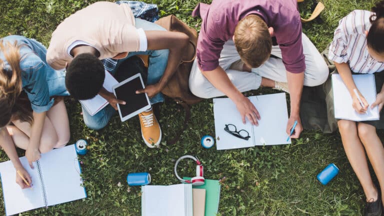 Учебная миграция из Узбекистана в 2025 году упала до 28,9 тыс. человек