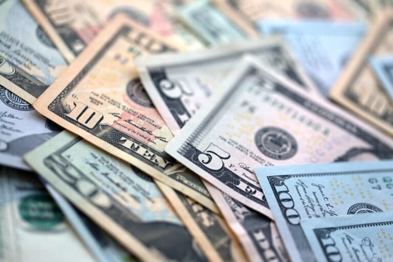 Dollar oshdi: 24-fevral uchun valyutalar kursi e’lon qilindi