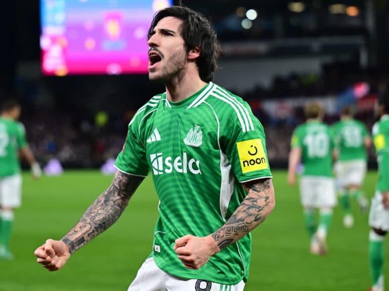 Ньюкасл дожал Астон Виллу: дубль Тонали после удаления хозяев