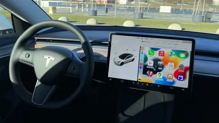 Tesla iOS 26 dagi nosozliklar tufayli CarPlay joriy etishni kechiktirmoqda