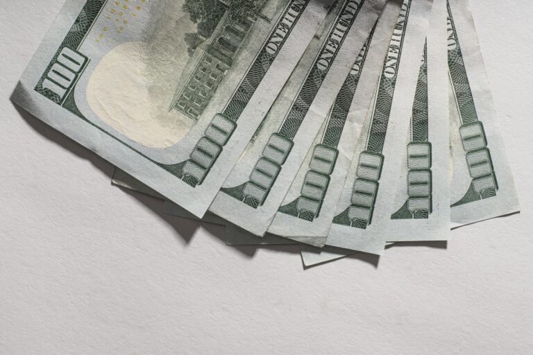 Курс доллара на 25 февраля: валюта упала в цене на 50 сумов