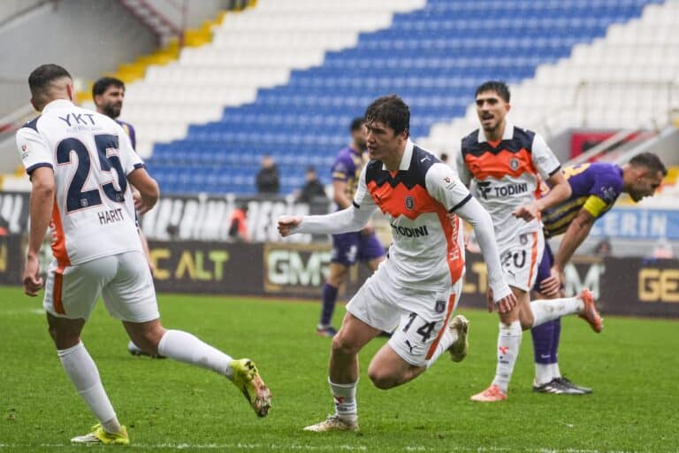 Шомуродов забил, Файзуллаев вышел в старте: Башакшехир удержал победу над Аланьяспором