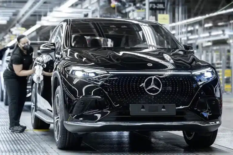 Mercedes-Benz 2025-yilda sof foydasini deyarli ikki baravar qisqartirdi