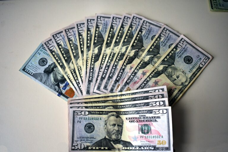 Где выгодно обменять доллар в Узбекистане