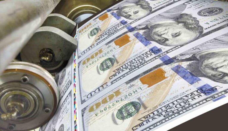 Navoiy va Toshkent shaharlarida qalbaki valyuta savdosi bilan shug‘ullanganlar qo‘lga olindi