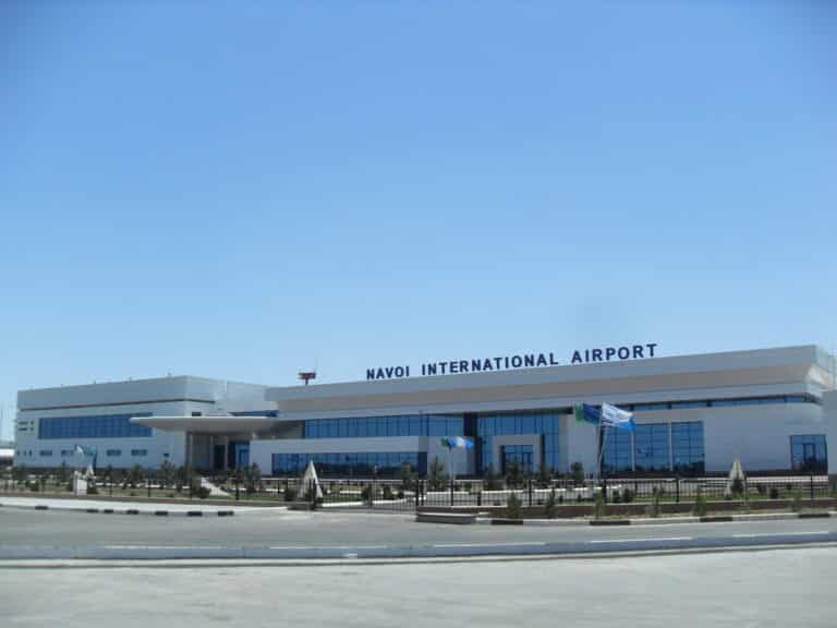Аэропорт Навои выведут из-под управления Uzbekistan Airports — подписан указ