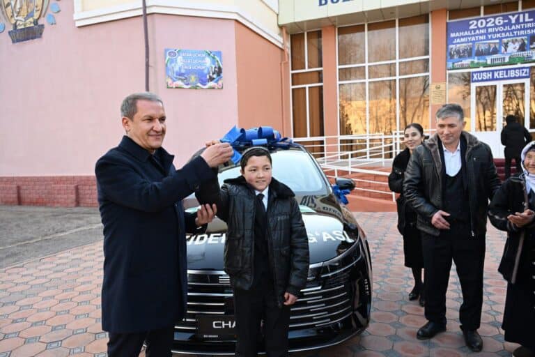 Xorazmlik yosh ijrochiga prezident sovg‘asi BYD Chazor topshirildi