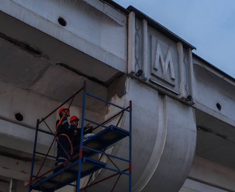 Yerusti metro liniyasi ostida avtomobilga suvoq bo‘lagi tushdi — metropoliten izoh berdi