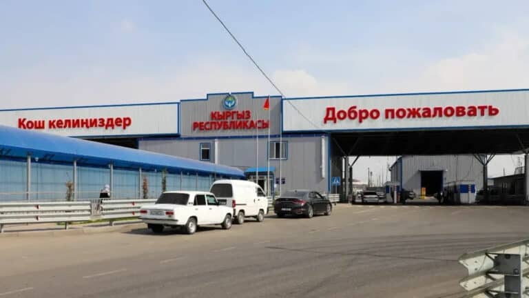 Главу КПП «Достук» задержали за искусственные очереди на узбекско-кыргызской границе