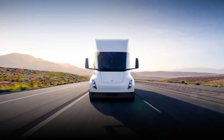 Tesla Semi elektr yuk avtomobilini ishlab chiqarishni boshlaydi